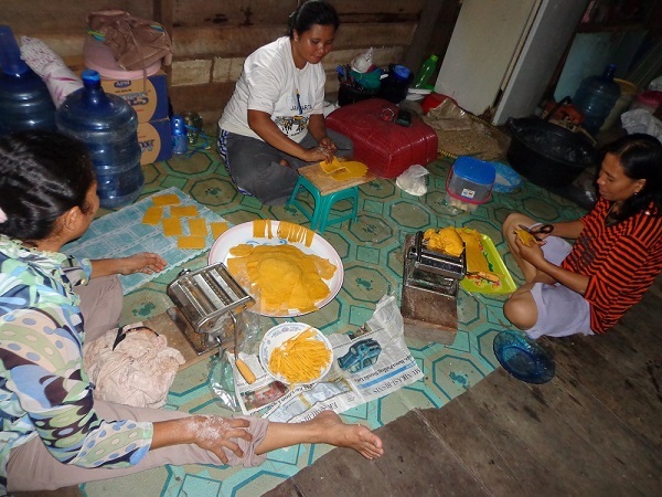 Perempuan Desa Bekerja sama Memproduksi Kue yang Dapat Dijadikan Tambahan Penghasilan Keluarga